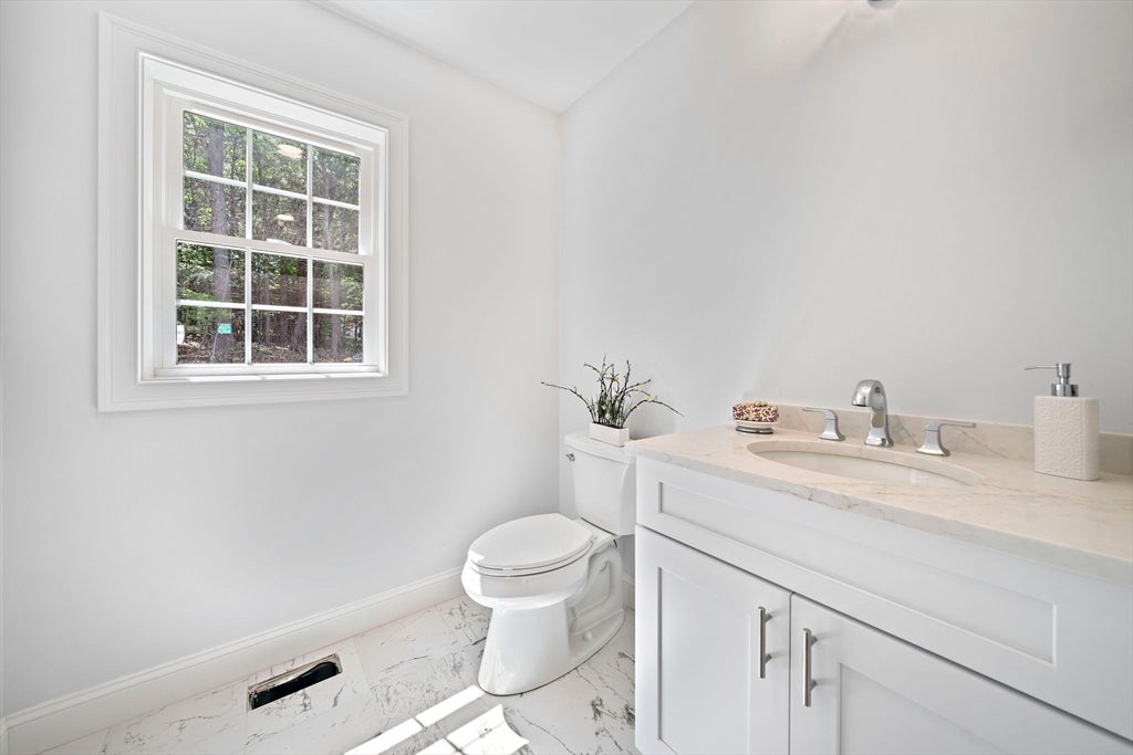 4 Clarendon Circle, Holbrook, MA Photo #15