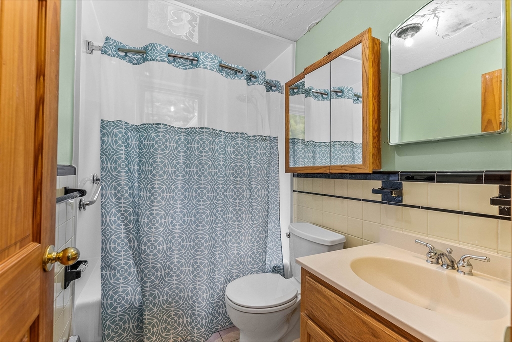 137 Eleanor Dr, Braintree, MA Photo #16