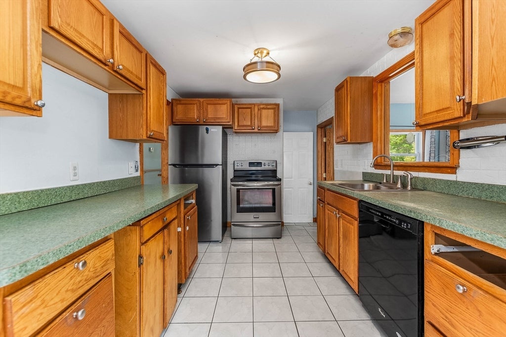 137 Eleanor Dr, Braintree, MA Photo #9