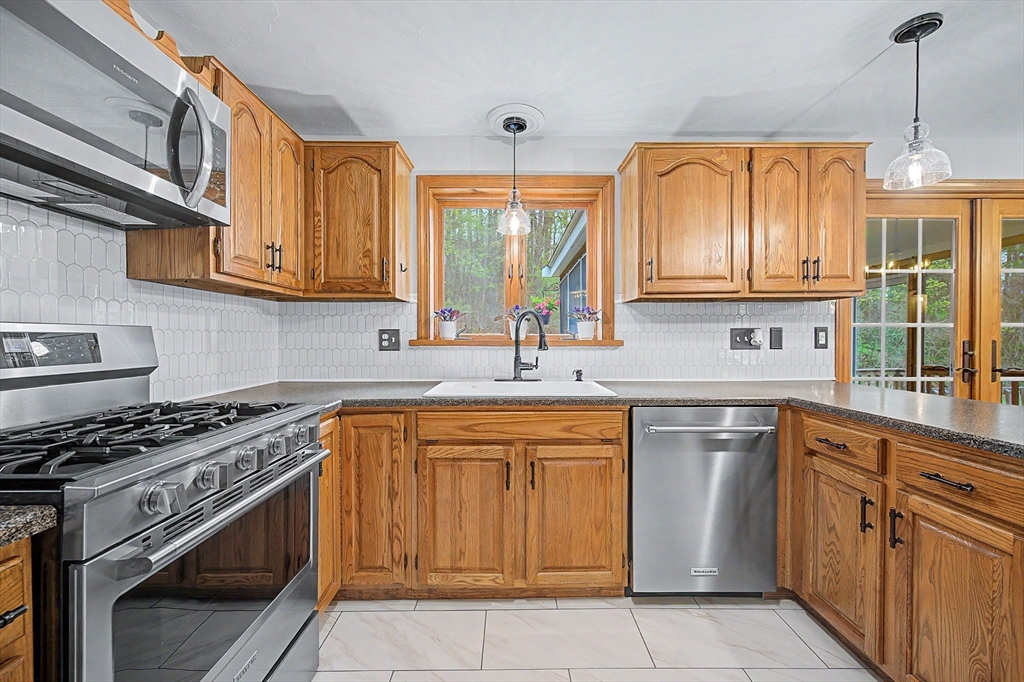 8 Thomas Dr