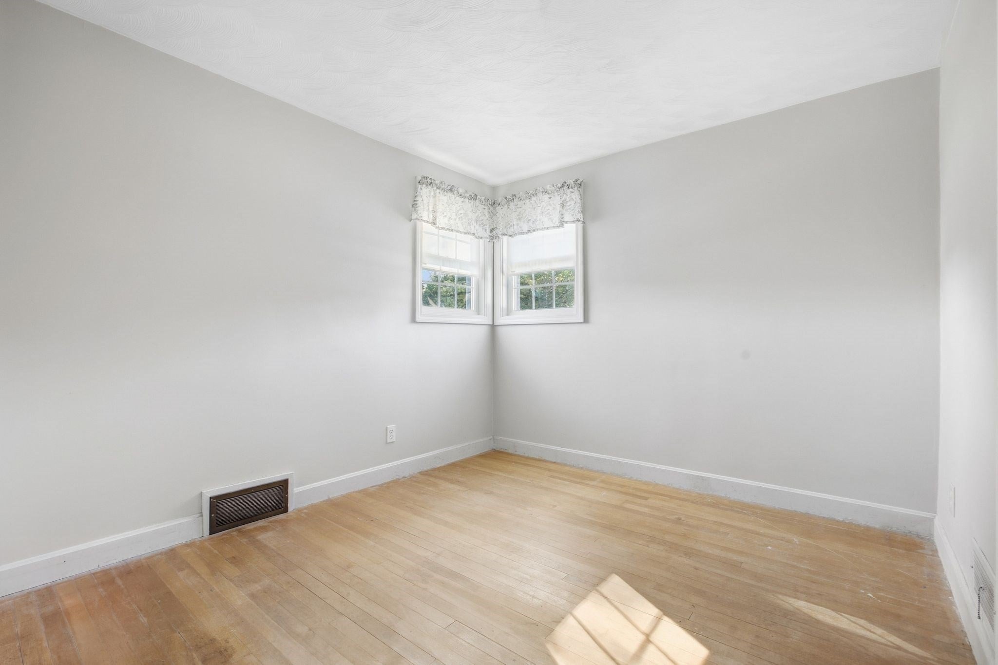 1259 Shawsheen St, Tewksbury, MA Photo #20