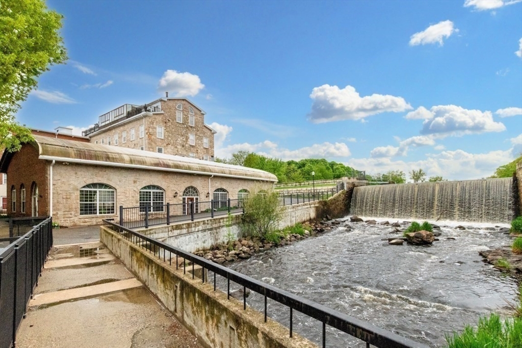 22 N Stone Mill Dr 1111