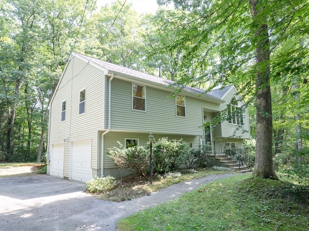 Photo of 611 Henshaw St, Leicester, MA