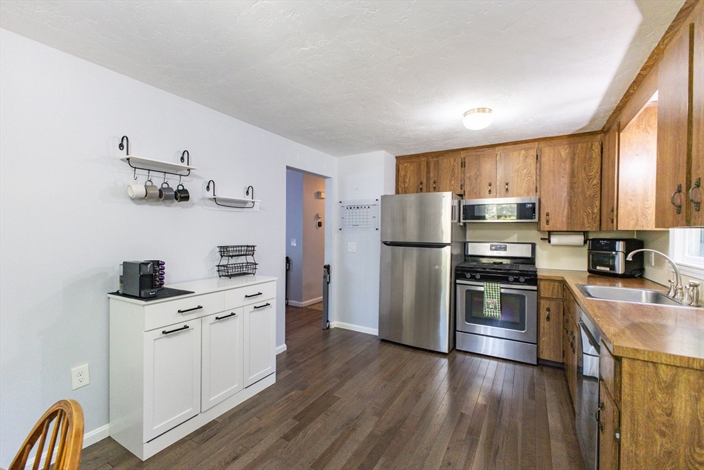 Hanson, Massachusetts 02341, United States, 3 Bedrooms Bedrooms, ,1 BathroomBathrooms,Residential,Active,219458