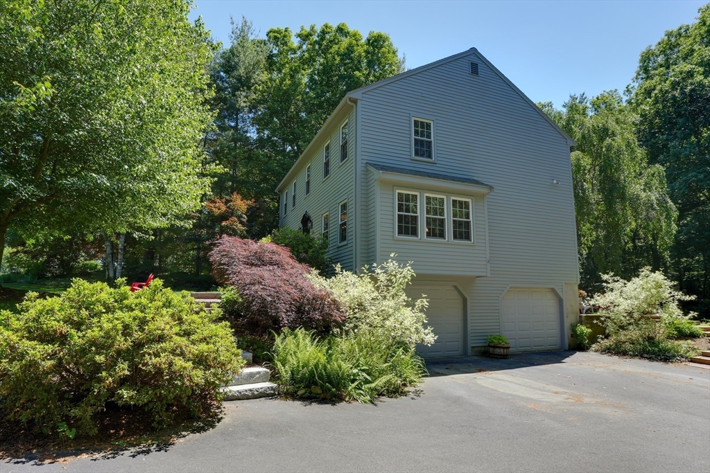 11 Chickadee Dr