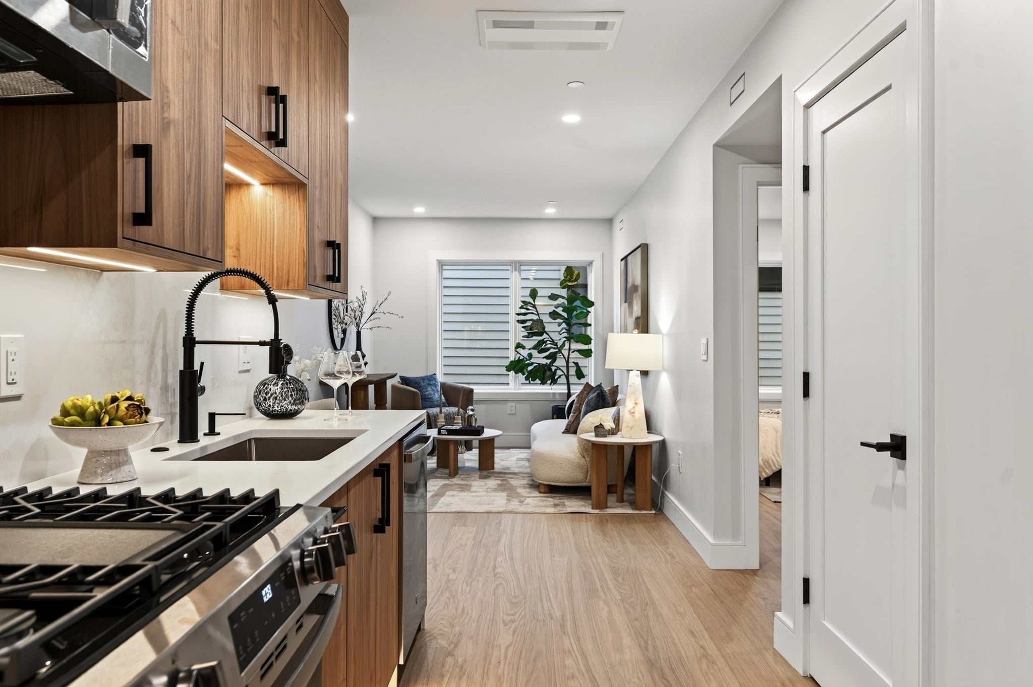 250 Bremen ST #3, Boston, MA Photo #2