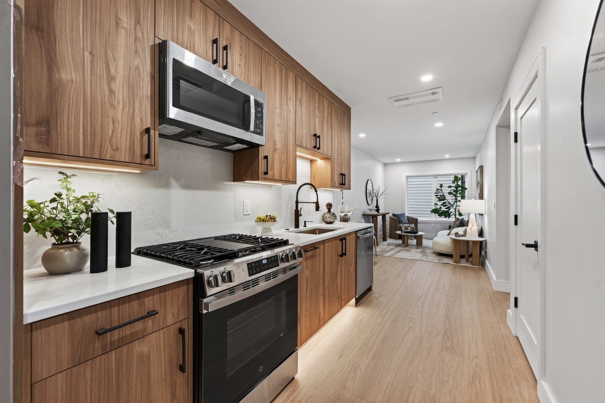 250 Bremen ST #3, Boston, MA Photo #2