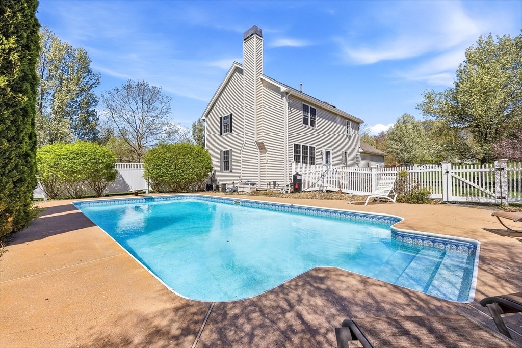 1 Tallowood Ln