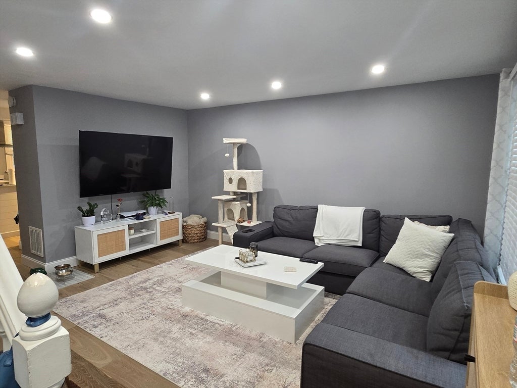 6 Corey Colonial #6, Agawam, MA Photo #9