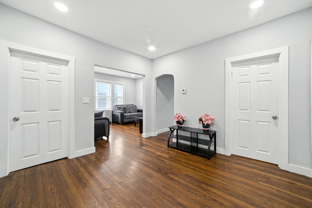 16 Astoria St