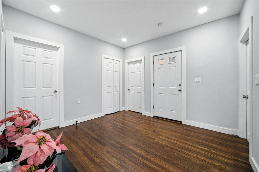 16 Astoria St
