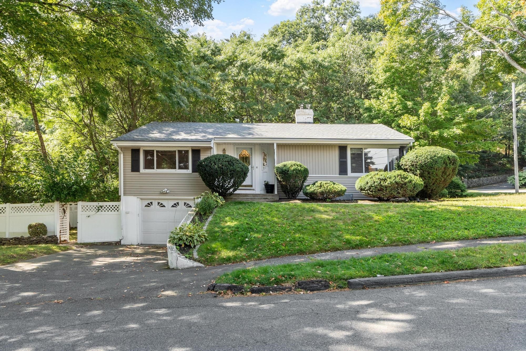 Photo of 1 Standish Road, Lynnfield, MA