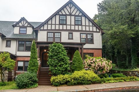 Photo of 18 Eaton Court, Wellesley, MA 02481 (MLS # 73482596)