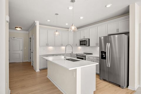 2 Stratton Dr 102 Woburn MA 01801