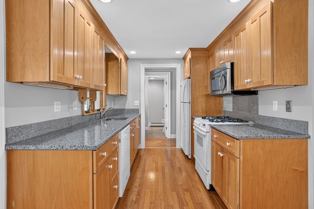 32 Lantern Ln, Burlington, MA Photo #10