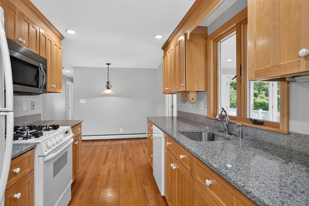 32 Lantern Ln, Burlington, MA Photo #11