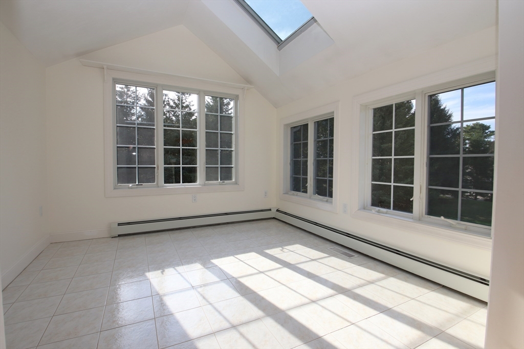 Middleton, Massachusetts 01949, United States, 3 Bedrooms Bedrooms, ,4 BathroomsBathrooms,Residential,Active,211805