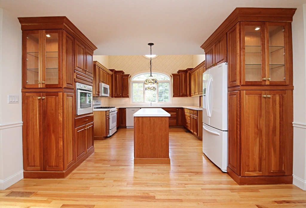 Middleton, Massachusetts 01949, United States, 3 Bedrooms Bedrooms, ,4 BathroomsBathrooms,Residential,Active,211805