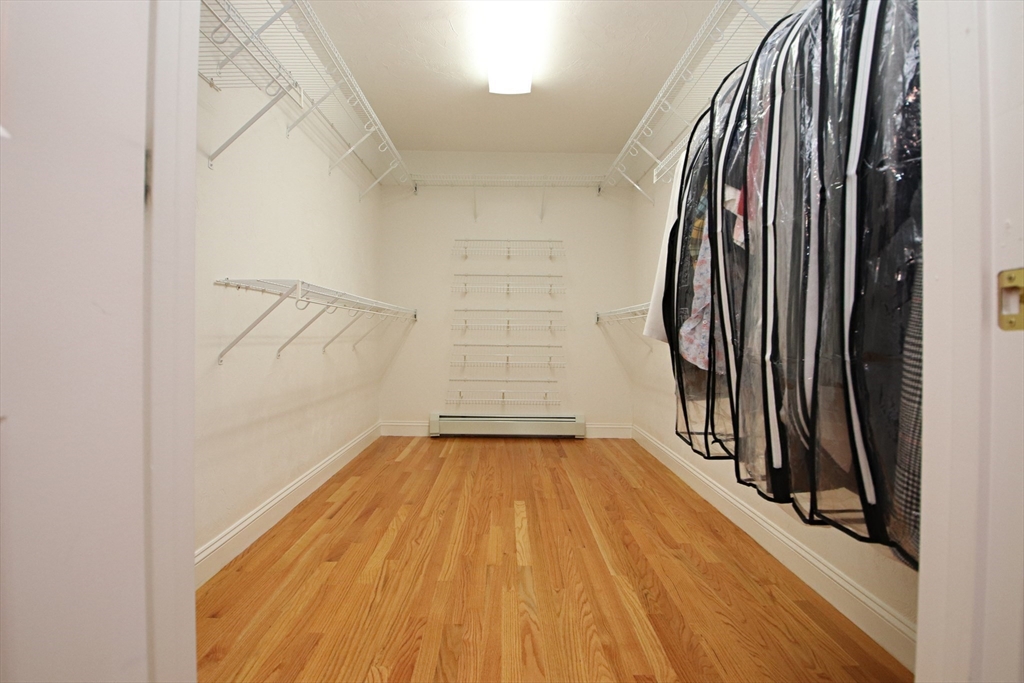 Middleton, Massachusetts 01949, United States, 3 Bedrooms Bedrooms, ,4 BathroomsBathrooms,Residential,Active,211805