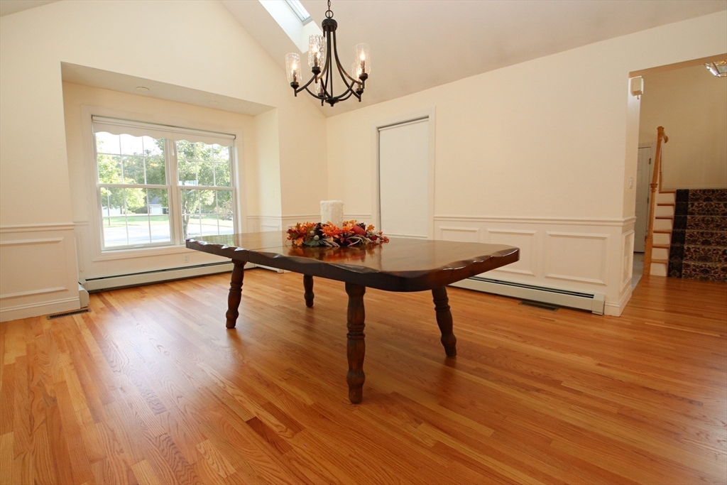 Middleton, Massachusetts 01949, United States, 3 Bedrooms Bedrooms, ,4 BathroomsBathrooms,Residential,Active,211805