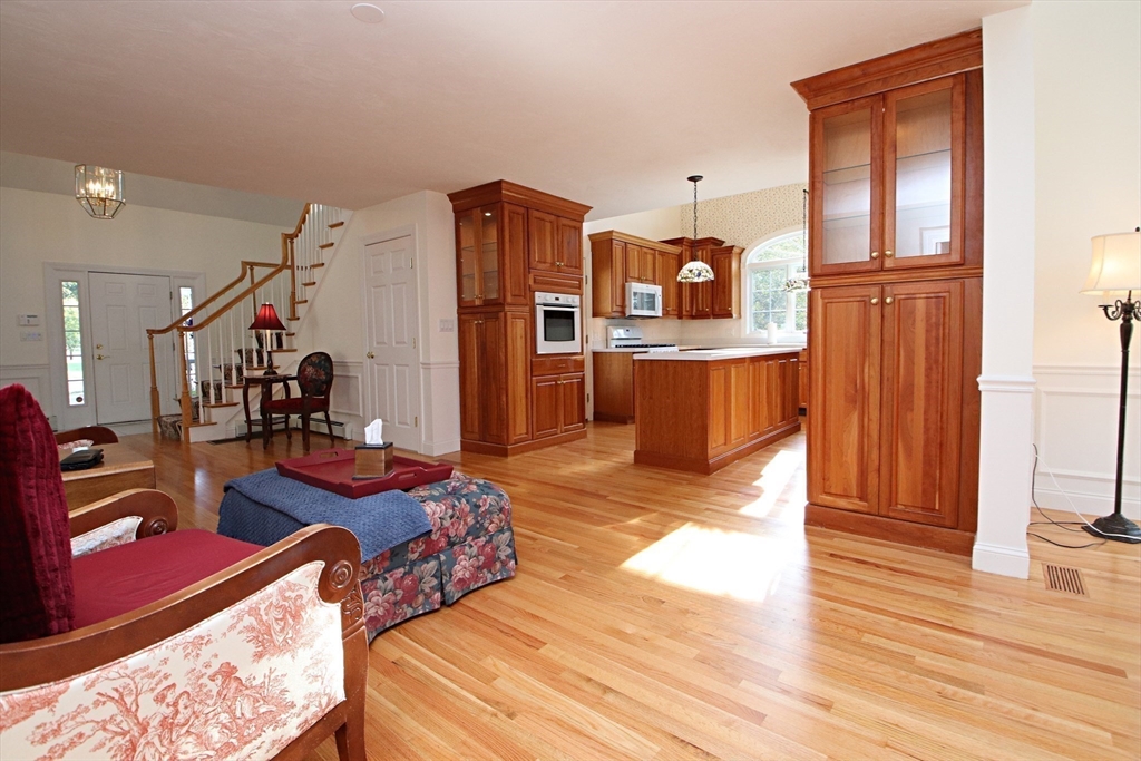 Middleton, Massachusetts 01949, United States, 3 Bedrooms Bedrooms, ,4 BathroomsBathrooms,Residential,Active,211805