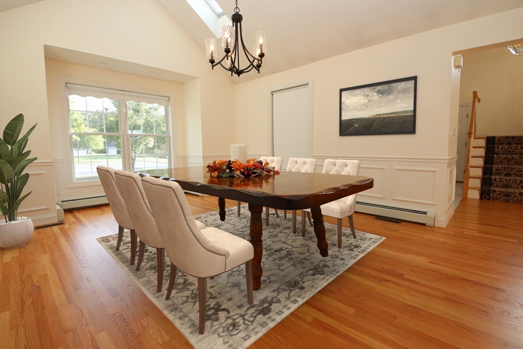 Middleton, Massachusetts 01949, United States, 3 Bedrooms Bedrooms, ,4 BathroomsBathrooms,Residential,Active,211805