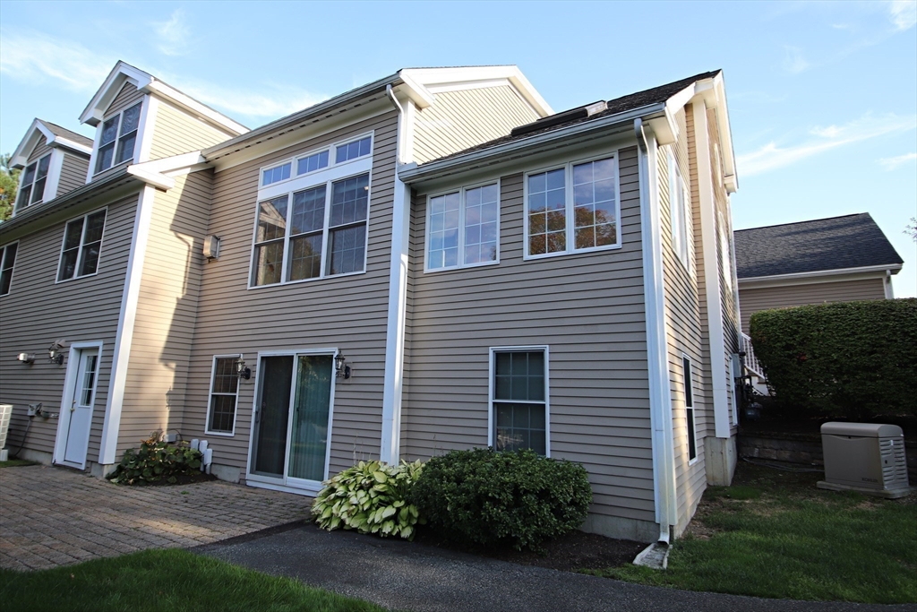 Middleton, Massachusetts 01949, United States, 3 Bedrooms Bedrooms, ,4 BathroomsBathrooms,Residential,Active,211805