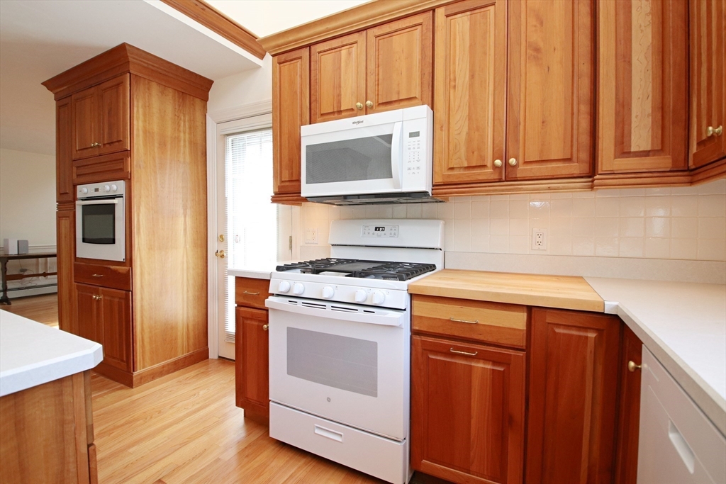 Middleton, Massachusetts 01949, United States, 3 Bedrooms Bedrooms, ,4 BathroomsBathrooms,Residential,Active,211805