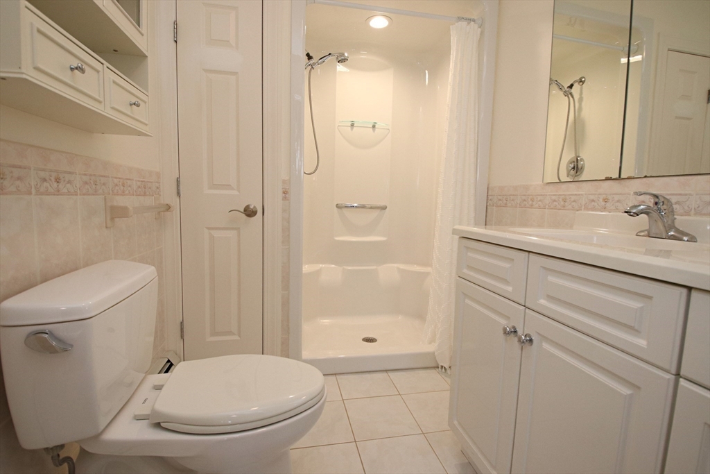 Middleton, Massachusetts 01949, United States, 3 Bedrooms Bedrooms, ,4 BathroomsBathrooms,Residential,Active,211805