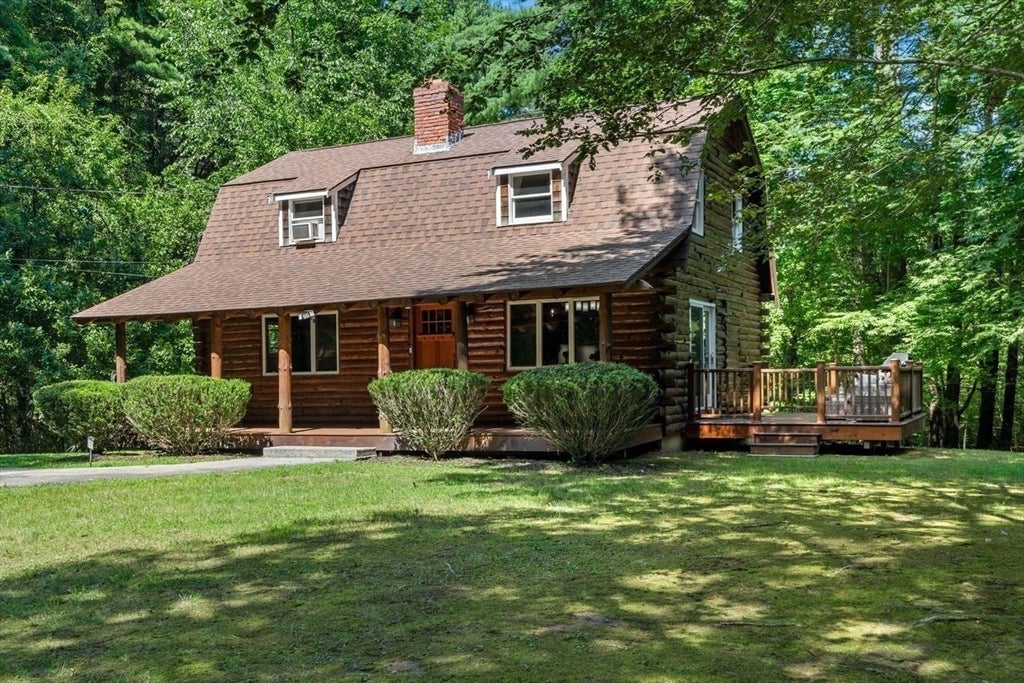 Photo of 318 Circuit St, Hanover, MA