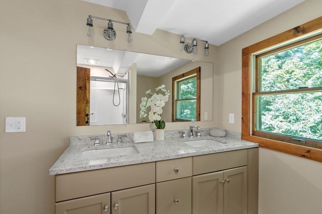 318 Circuit St, Hanover, MA Photo #20
