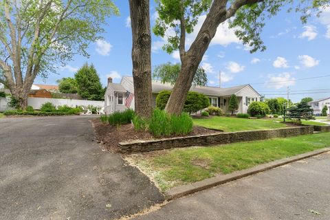 Single Family Residence in Cranston RI 69 Farrar St 3.jpg