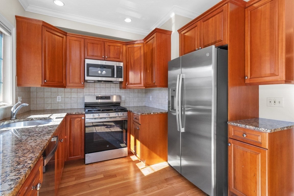 25 Hastings Ave 3
