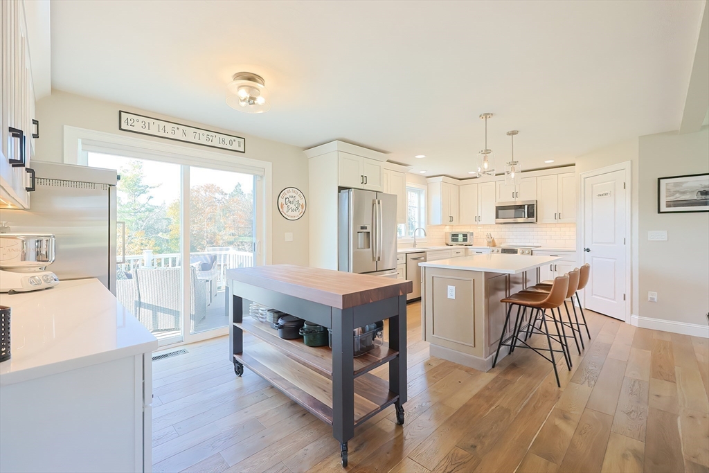 11 Lighthouse Ln