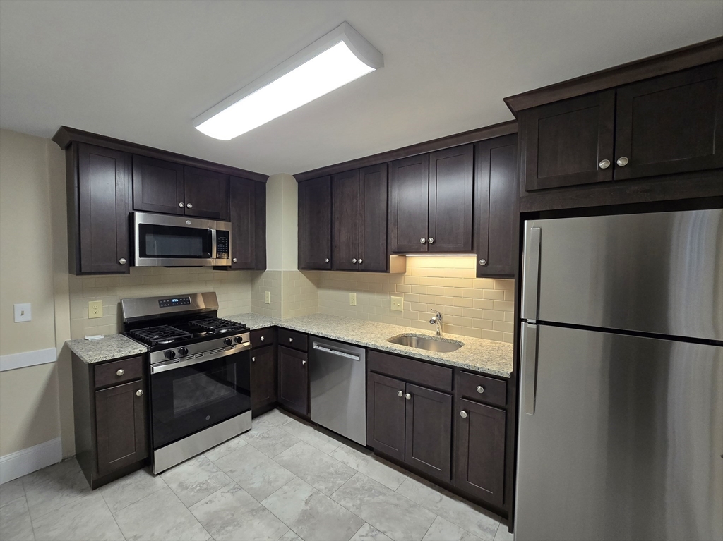 Click for 288 Pleasant St #7, Stoughton, MA slideshow