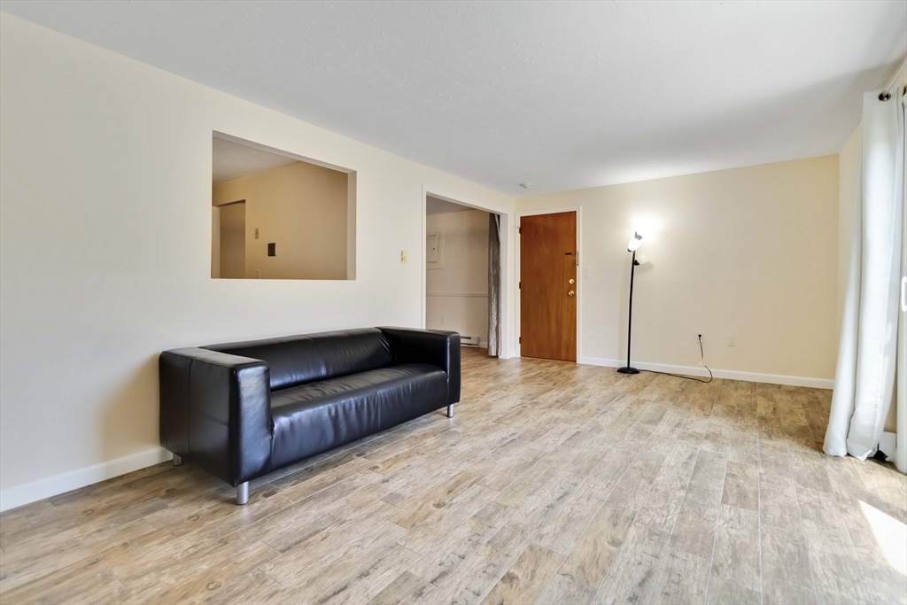 388 Great Rd B14