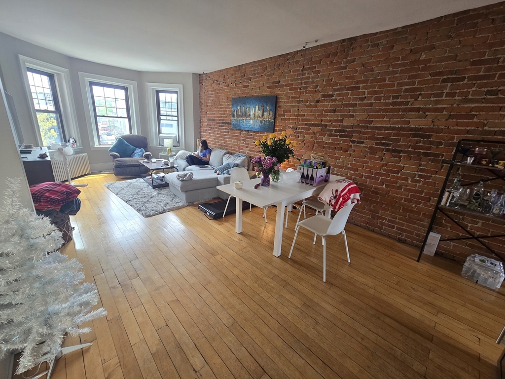 Click for 1169 Commonwealth Ave #3, Boston, MA slideshow