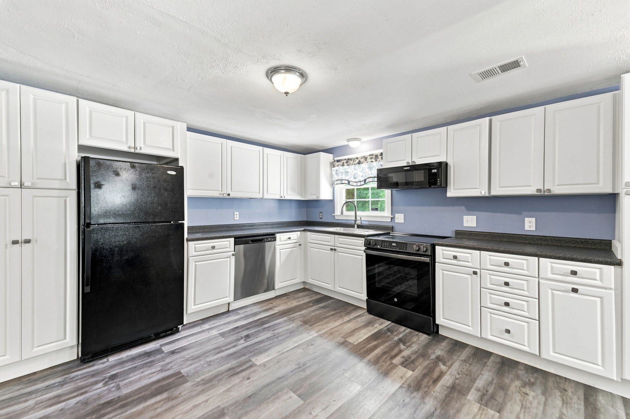 8 Victory Rd, Billerica, MA, 8 Victory Rd, Billerica, MA Photo #4