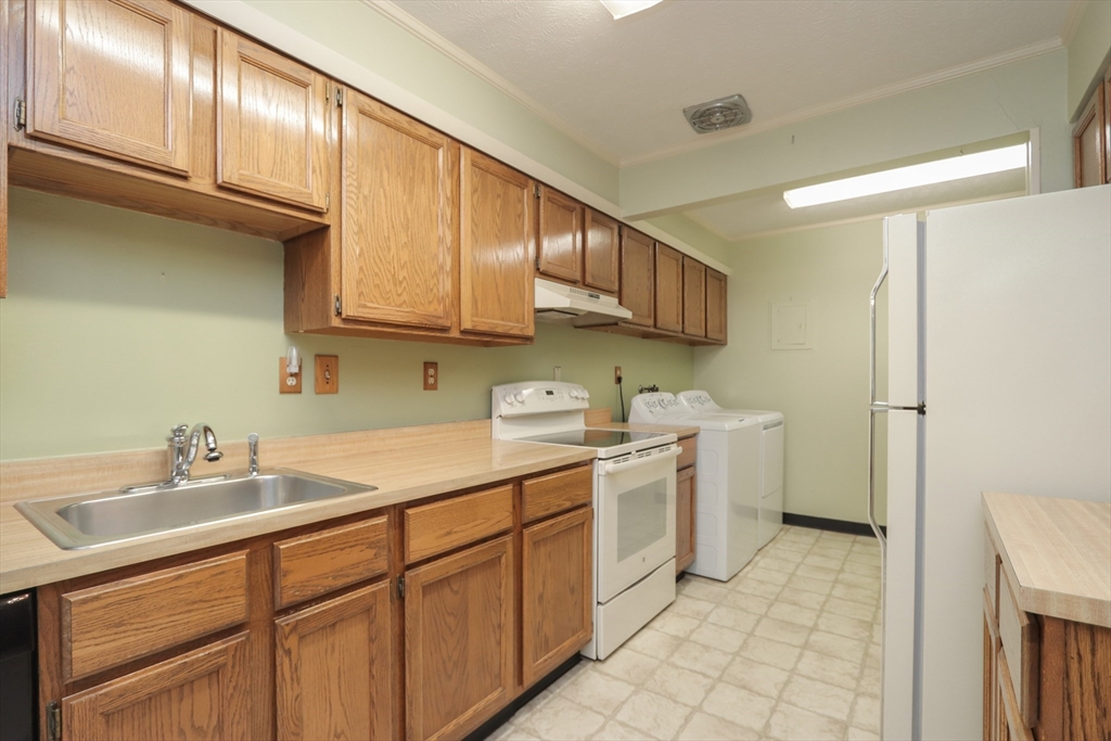 125 Greenwood Ter #125, Chicopee, MA Photo #11