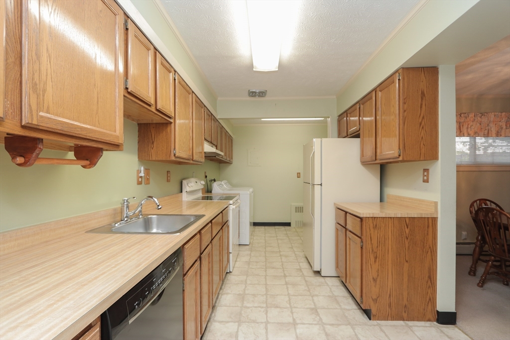 125 Greenwood Ter #125, Chicopee, MA Photo #10