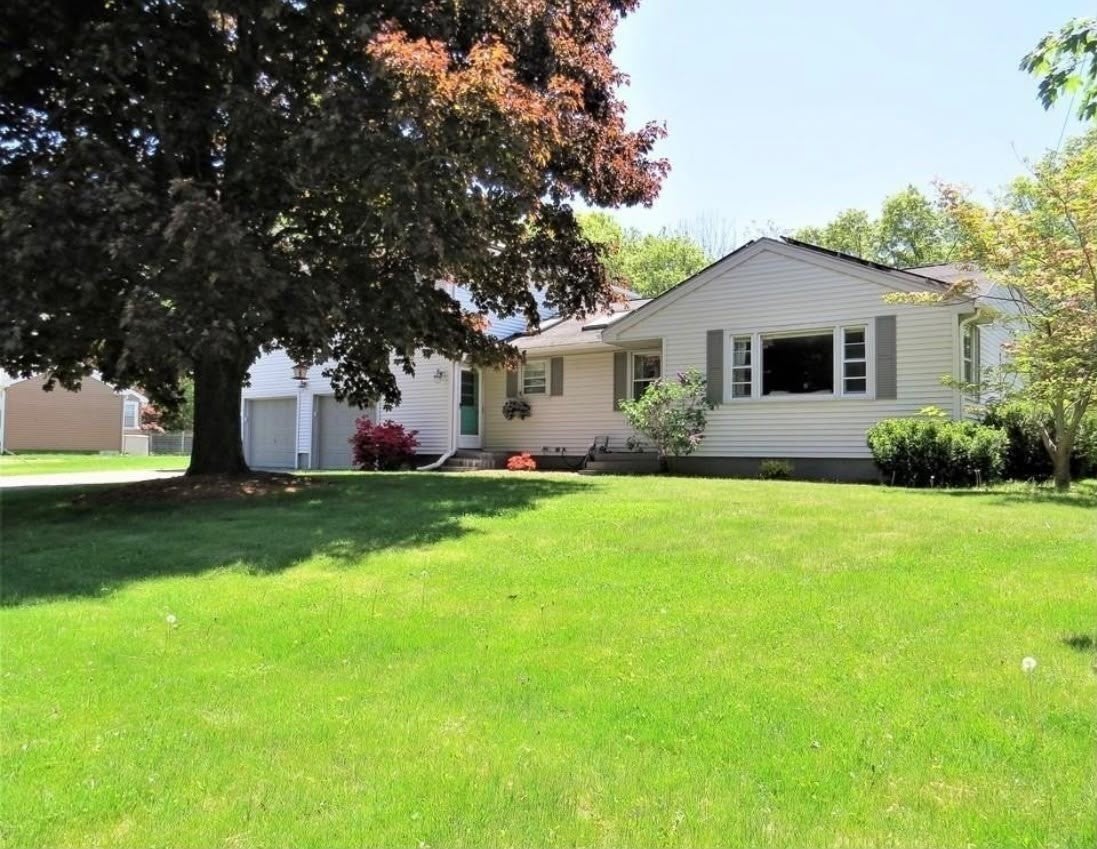 Photo of 5 Bedford Dr, Grafton, MA