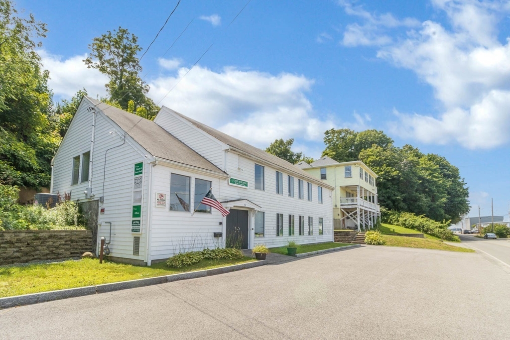 28 Bay Ave East