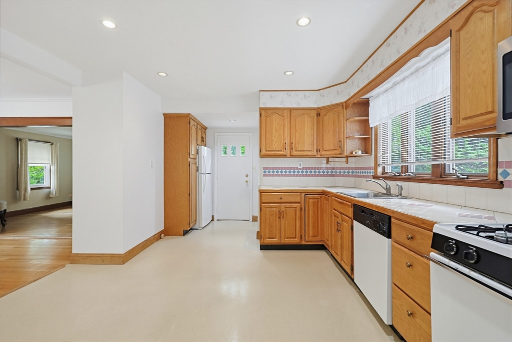 86 Hawthorne St, Boston, MA Photo #16