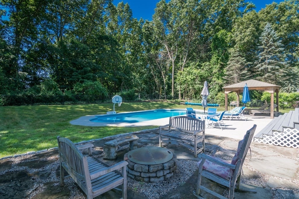 49 Quinnehtuk Rd