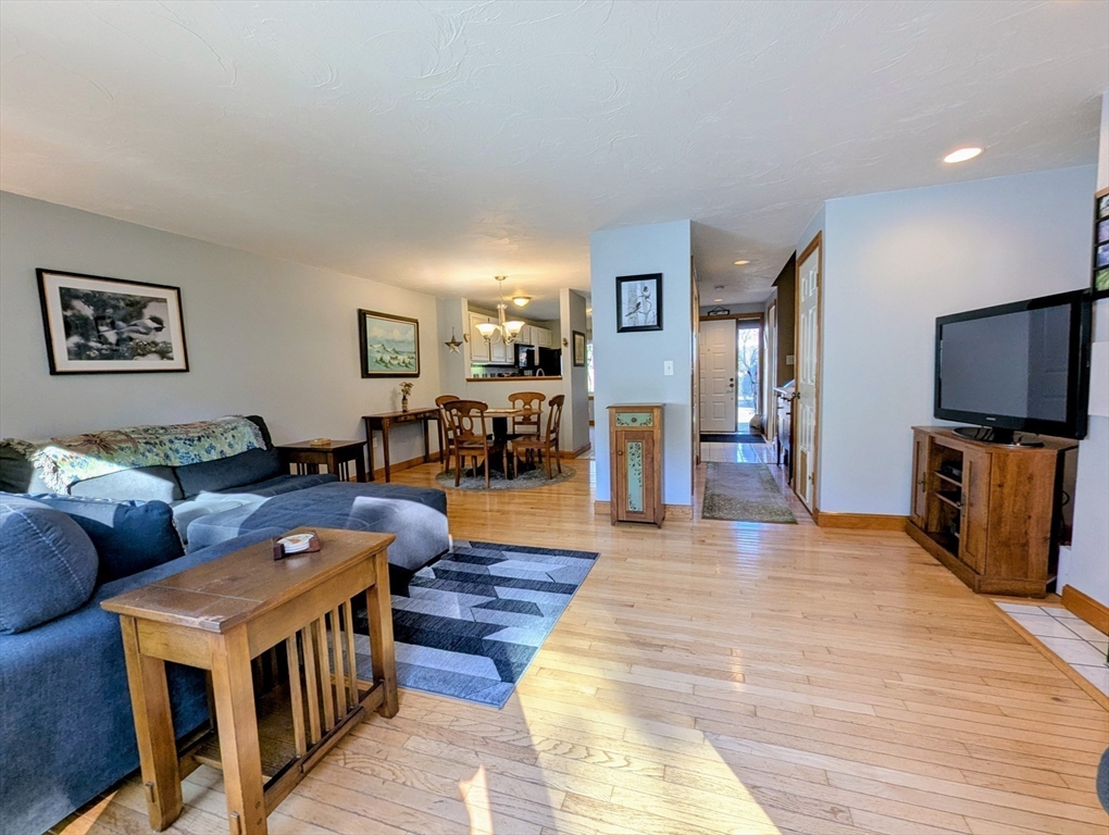 Franklin, Massachusetts 02038, United States, 2 Bedrooms Bedrooms, ,3 BathroomsBathrooms,Residential,Pending,245807