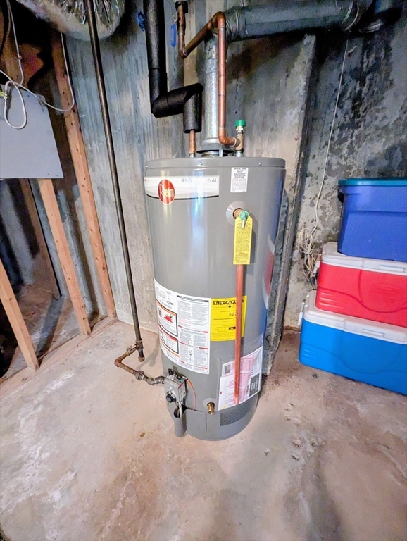 Franklin, Massachusetts 02038, United States, 2 Bedrooms Bedrooms, ,3 BathroomsBathrooms,Residential,Pending,245807