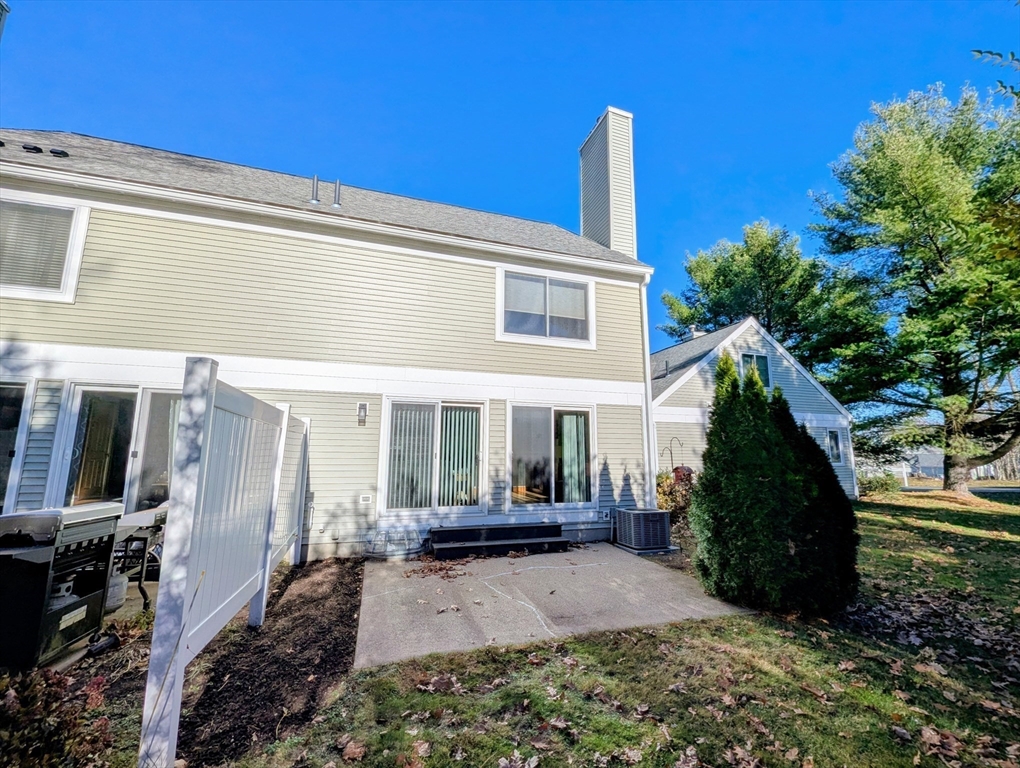 Franklin, Massachusetts 02038, United States, 2 Bedrooms Bedrooms, ,3 BathroomsBathrooms,Residential,Pending,245807