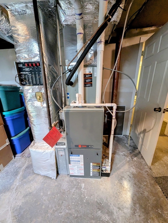 Franklin, Massachusetts 02038, United States, 2 Bedrooms Bedrooms, ,3 BathroomsBathrooms,Residential,Pending,245807