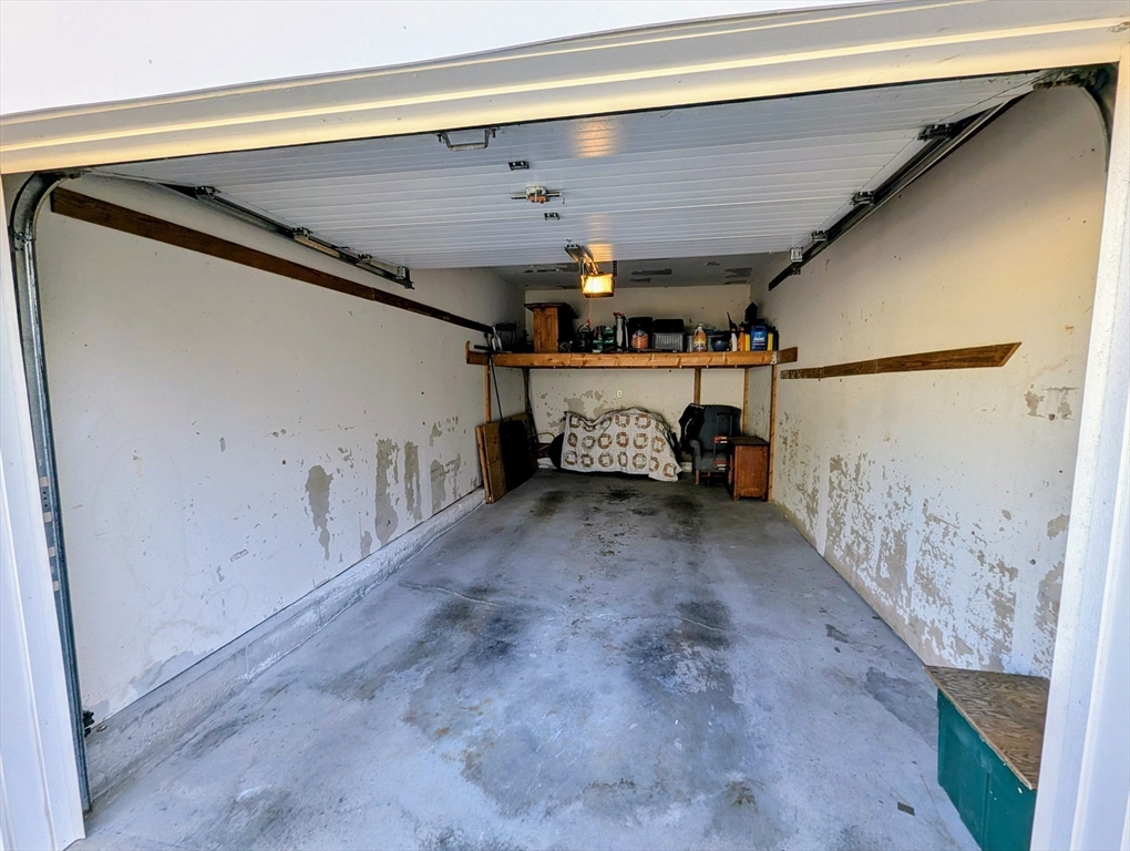 Franklin, Massachusetts 02038, United States, 2 Bedrooms Bedrooms, ,3 BathroomsBathrooms,Residential,Pending,245807