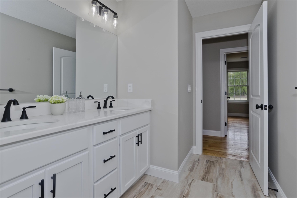 East Longmeadow, Massachusetts 01028, United States, 4 Bedrooms Bedrooms, ,3 BathroomsBathrooms,Residential,Active,184538